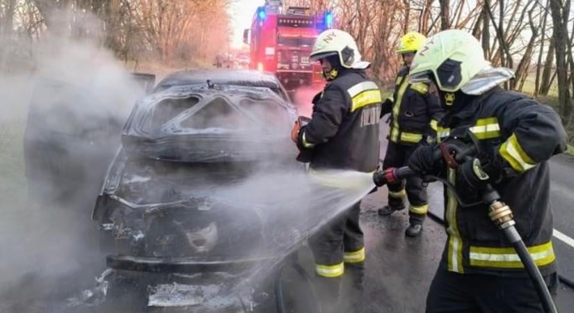 Lángra kapott egy autó műszerfala Kaposszekcsőn, tűzoltókat riasztottak