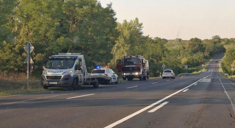 Kisbusz és személyautó ütközött a 8-ason főúton, Devecsernél helyszíni fotók