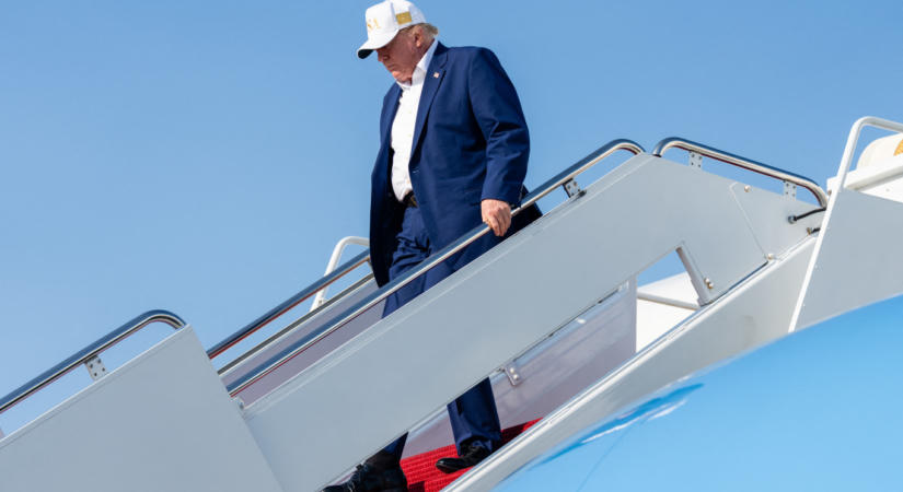 Csaliként használták fel az elnöki különgépen utazó amerikai kormány több miniszterét és sok újságírót, miközben Trumpot biztonságosabb repülőre csempészték az iráni fenyegetés miatt