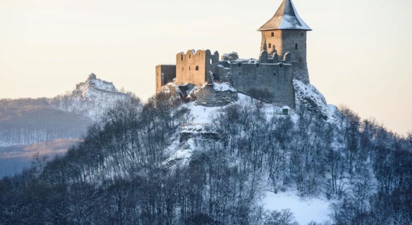 Magyar-szlovák együttműködésben újultak meg Salgó és Somoskő várai
