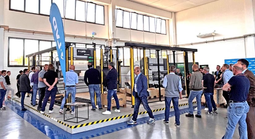A robot előtt a szoftver dolgozik: így építi fel az LVD a robotizált élhajlítást