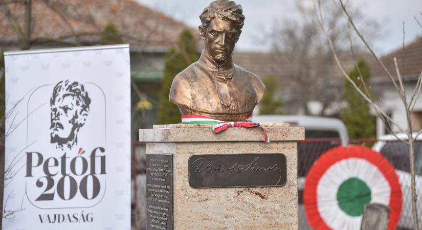 Felavatták Petőfi Sándor mellszobrát a vajdasági Királyhalmon