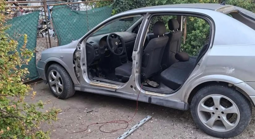 Felsikoltott a flex, a nyílt utcán filéztek ki egy régi Opel Astrát