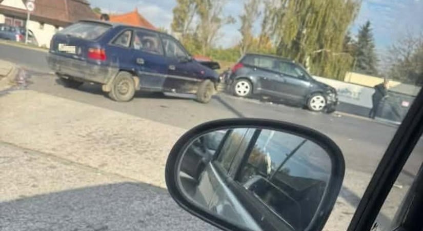 Hatalmas csattanás Nagyhalászban! Két autó ütközött össze – fotóval