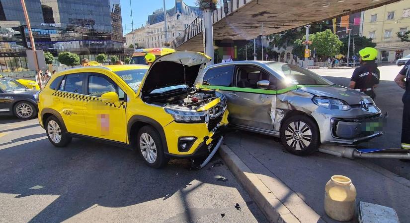 Pótlóbusznak hitte magát a carsharinges VW – buszsávot használva taxival ütközött a Nyugati téren