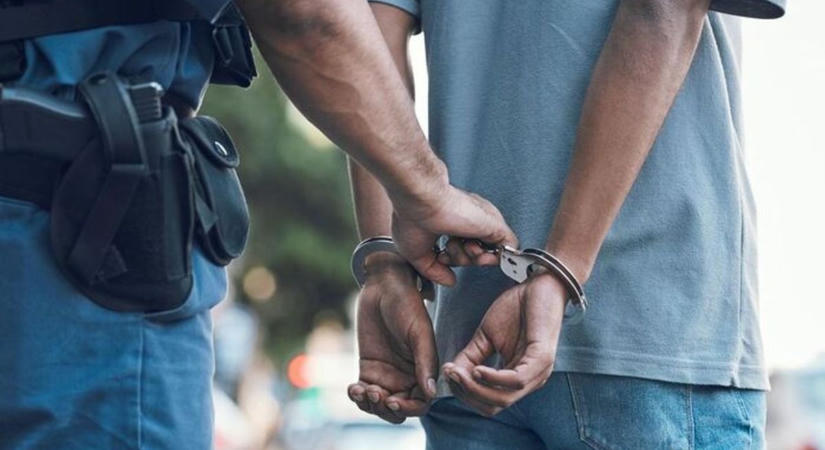 Kukát gyújtott fel a központban, majd buszmegállóban tört-zúzott a férfi