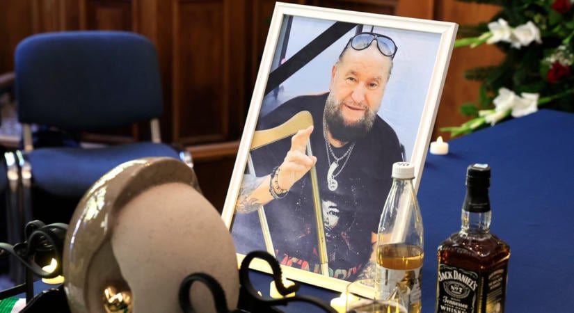 Szívszorító búcsút vettek a blueskirálytól: így kísérték utolsó útjára Deák Bill Gyulát – Fotók