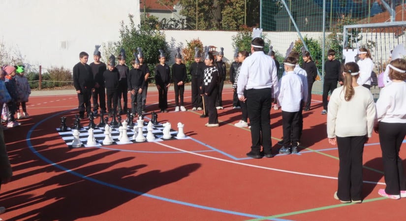 Egy napra mesebeli palotává változott az iskola, nem mindennapi kalandban volt részük a leendő elsősöknek – galériával, videóval