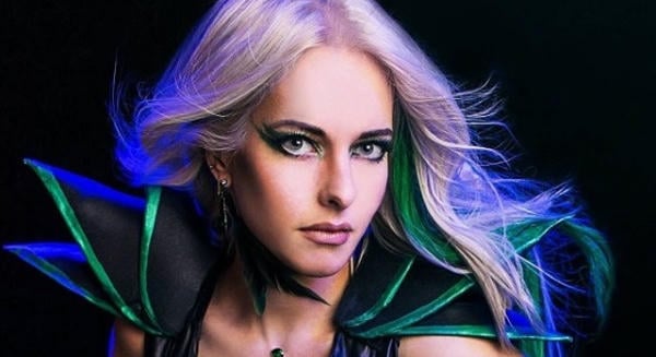 Hét év után távozik a Burning Witches énekesnője, Laura Guldemond