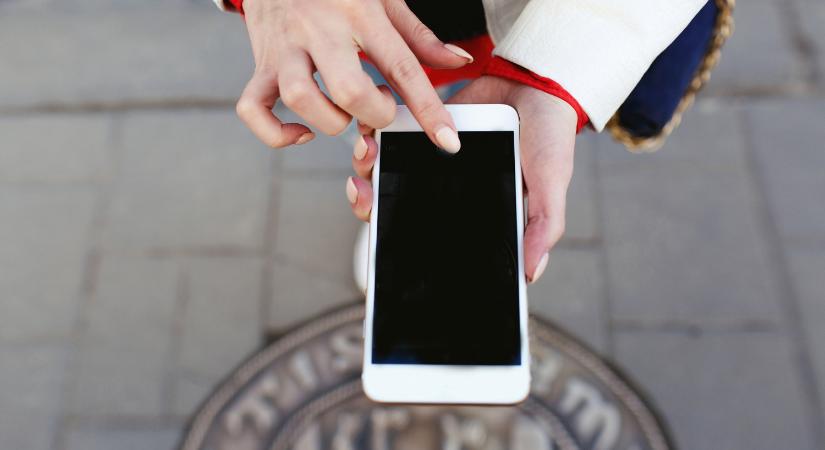 Eurobarometer: Jelentős többség támogatná a közösségi média korhatáros uniós szabályozását