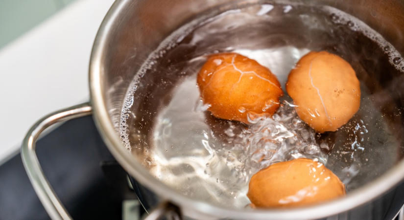 Dobjon egy hozzávalót a vízbe tojásfőzés közben: a héja egy csapásra leesik