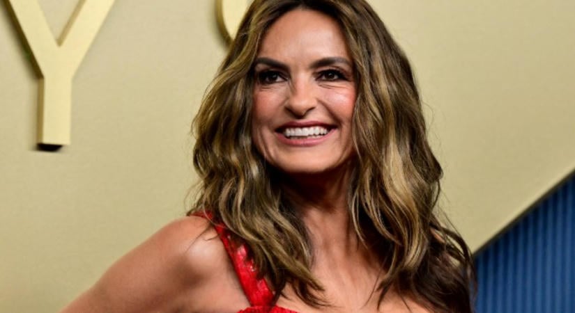 Felbolygatta a netet ez a szürreális Emmy-gálás szett, de Mariska Hargitay merész ruhája is nagy feltűnést okozott