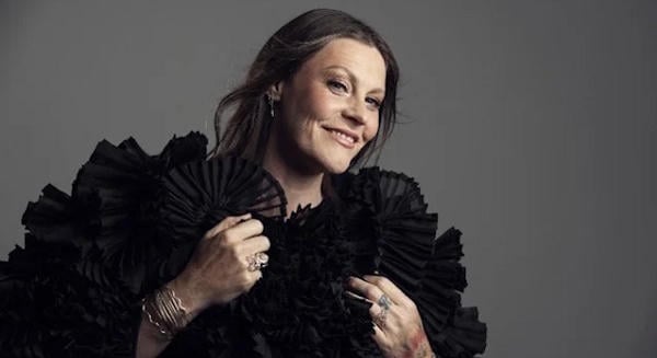 Beszédes című új dallal jelentkezett Floor Jansen – itt az Everything Is Moving On