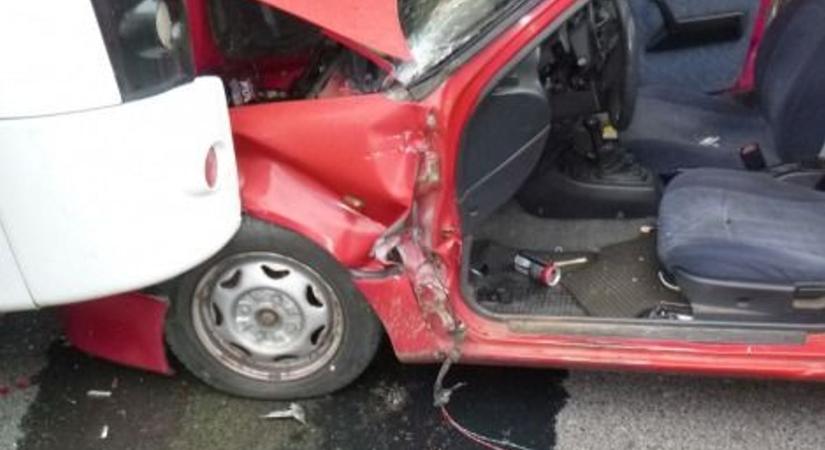 Álló autóbuszba vágódott egy személykocsi Kaposváron, a sofőr nem tudott kijutni az autóból