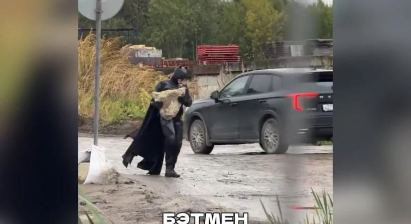 Megjelent Batman, és saját kezűleg tömte be a kátyúkat – videón a szokatlan módszer