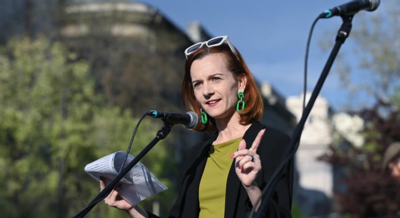 Botrány az Országházban: teremőrök kísértek ki egy újságírót az ülésről a házelnök utasítására