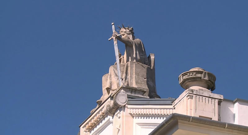 Elbontják a Justitia-szobrot
