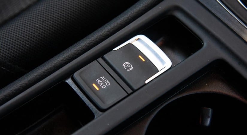 Mi történik, ha autópálya-tempónál behúzod az elektronikus kéziféket?