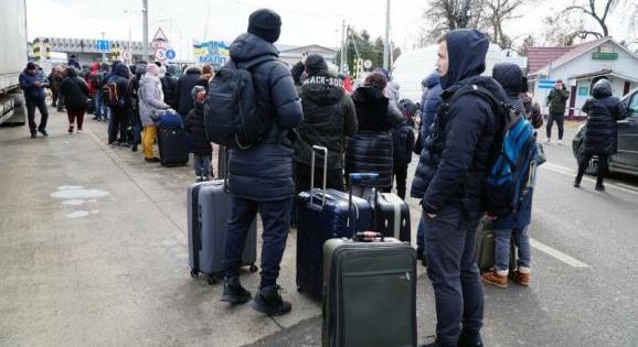 Még mindig több ezer ukrán állampolgár menekül Románia felé