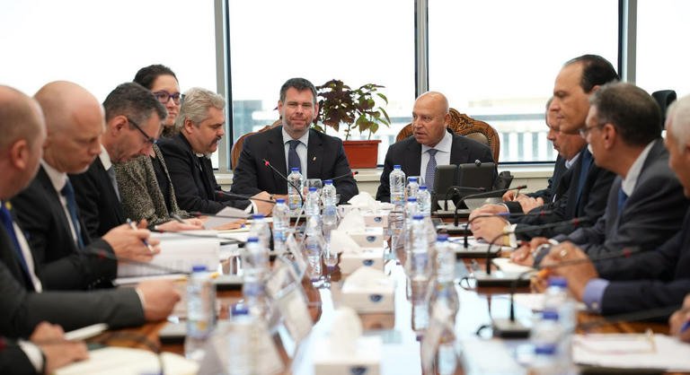 Magyar adófizetők pénze a tét: Kairóban tárgyal a miniszter az összeomlott üzletről