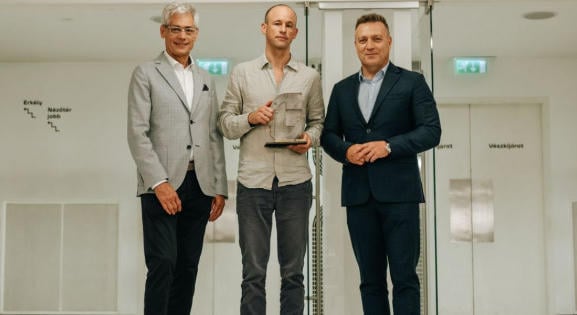 „Az olvasókat is ünnepeljük” – Bognár Péter vehette át 2026-ban az Esterházy Irodalmi Díjat
