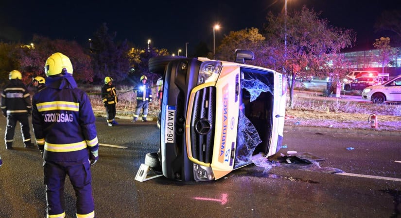 Mentőautó karambolozott Budapesten, többen megsérültek