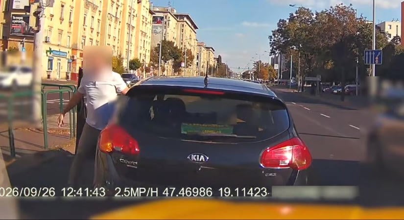 Gyerekkel a hátsó ülésen üldözte a taxist, majd meg is ütötte