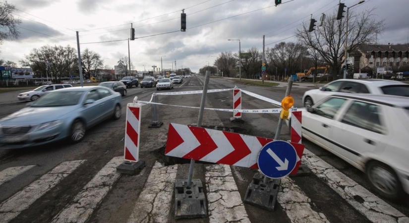 Jönnek a gödrök a forgalmas debreceni úton, sávlezárásokra kell számítani