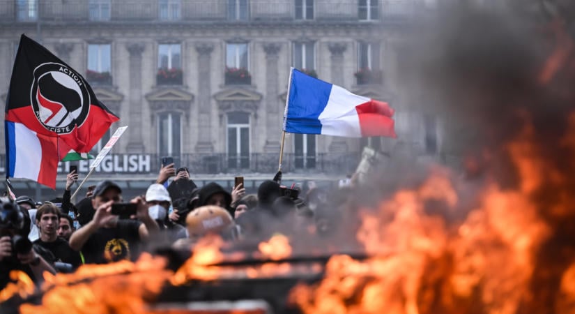 Több százezren tüntettek Európában, lángba borult egy francia városháza