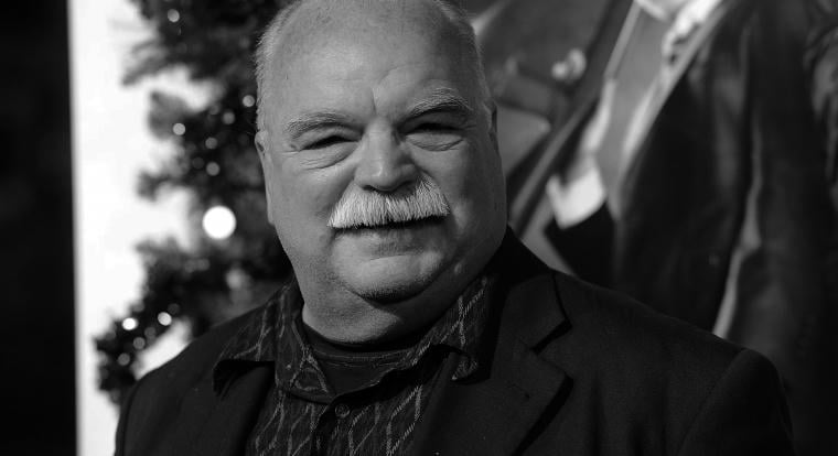 78 éves korában elhunyt Richard Riehle, több mint 400 film és sorozat veterán színésze, akinek ha a nevét nem is, az arcát biztos ismerted