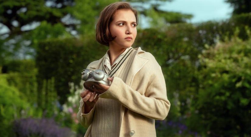 Agatha Christie: A Hét Számlap minisorozatban Martin Freeman és Helena Bonham Carter feltűnik – trailer
