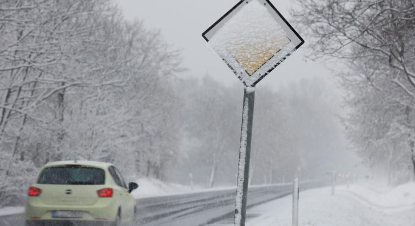 Szerdától ónos esőre kell számítani, de reggel 15 centis hóréteg is várhat ránk