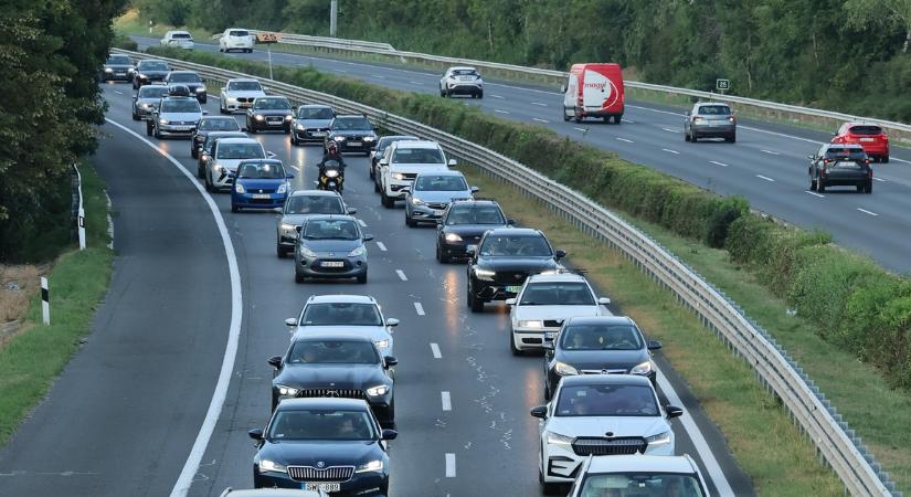 Horrorbaleset az M7-esen: durrdefektet kapott és felborult egy kamion – Mentőhelikopter is érkezett