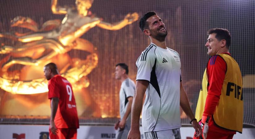 Novak Djokovic is futballcipőt húzott a legendák mérkőzésén