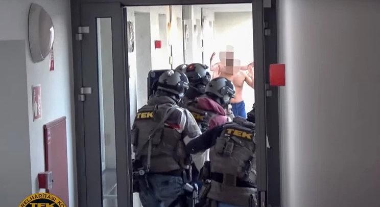 Géppisztolyos kommandósok verték földbe a benzinkúti rablót