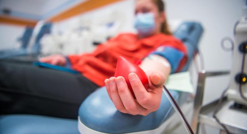 Véget ért a nagy üzlet, amit még Bayer Zsolt felesége hozott össze Országos Vérellátó Szolgálat vezetőjeként