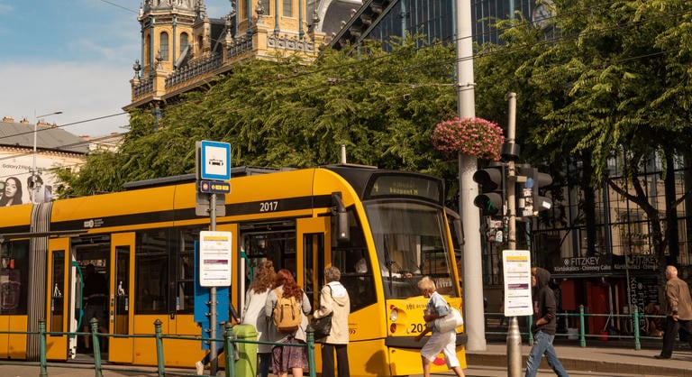 Letartóztatták a 4-es, 6-os villamoson késelő férfit