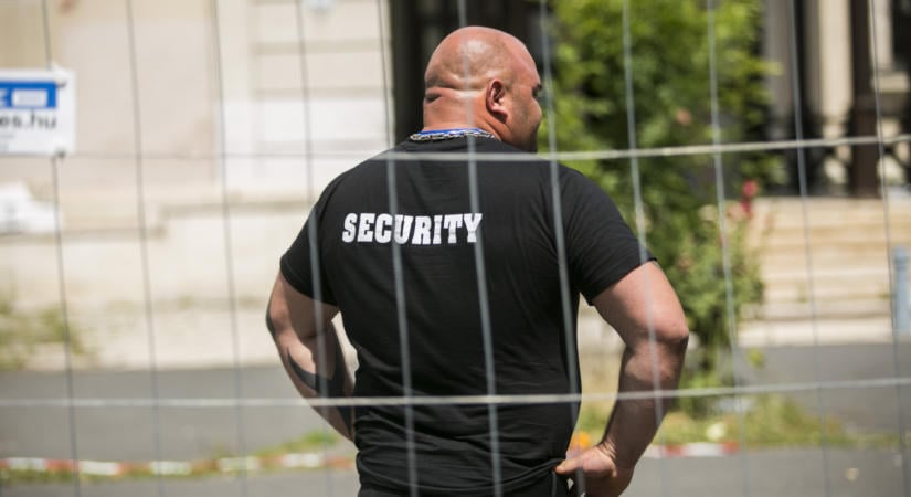 Az összes biztonsági őr feketén dolgozott egy egyetemi rendezvényen