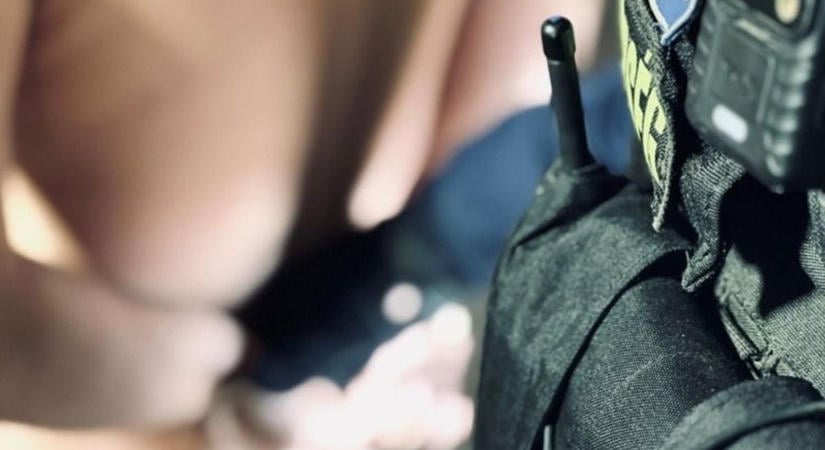 Rendőrök és kommandósok leptek el egy hajdúböszörményi utcát – videón az óriási razzia pillanatai!