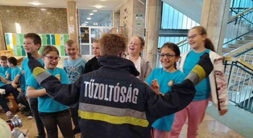 Védőruha és légzőkészülék – tűzoltónak álltak a dunaújvárosi kisdiákok (galéria)