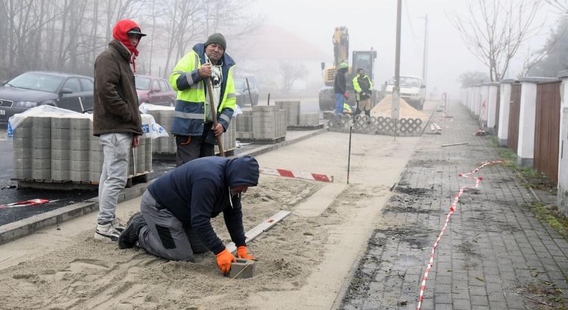 Folytatódnak a munkálatok a törökszentmiklósi Szemere úton