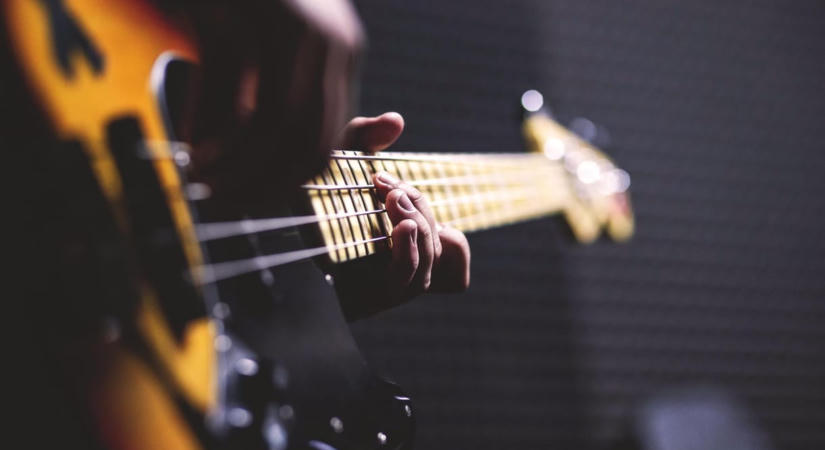 7 éven át gitározott egy japán férfi, testi sértés miatt vették őrizetbe