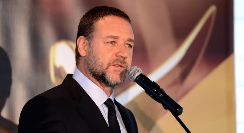 Elképesztő átalakulás: kigyúrva, hófehér mikulásszakállal jelent meg Velencében Russell Crowe (galéria)