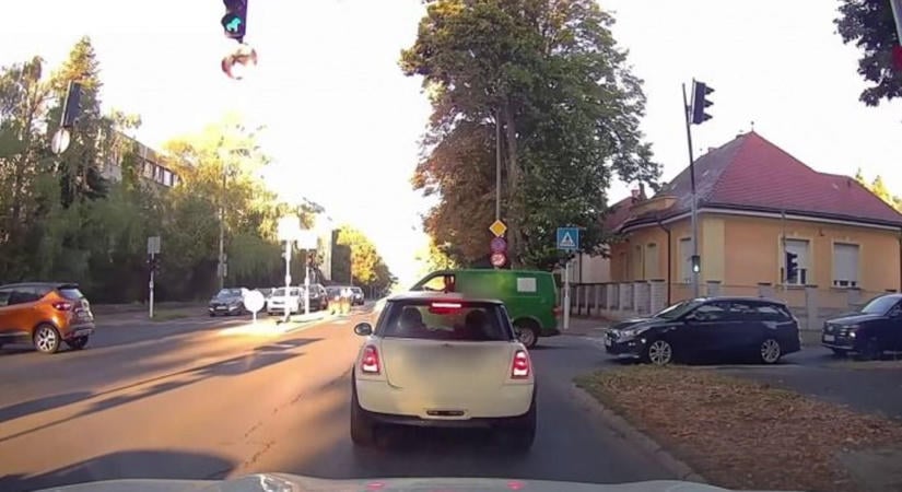 Piros jelzés ide vagy oda, behajtott a kereszteződésbe – sokkoló VIDEÓ Somogyból