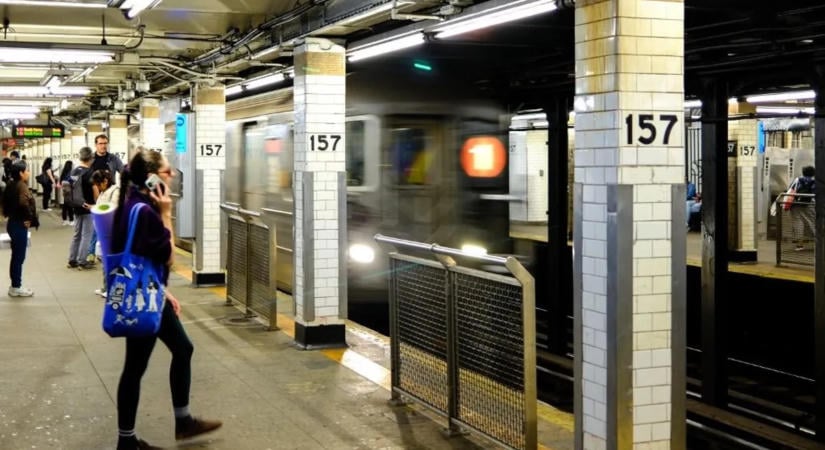 Beszorult a hátizsákja a metróajtóba, a szerelvény halálba rántotta a férfit