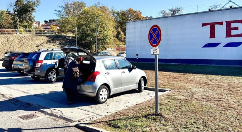 Káosz és parkolási patthelyzet a veszprémi kórháznál – tényleg nincs rá megoldás? (galéria, videó)