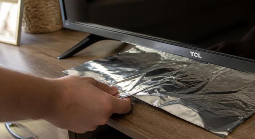 Alufólia a tévé alatt: hasznos trükk vagy veszélyes tévhit?