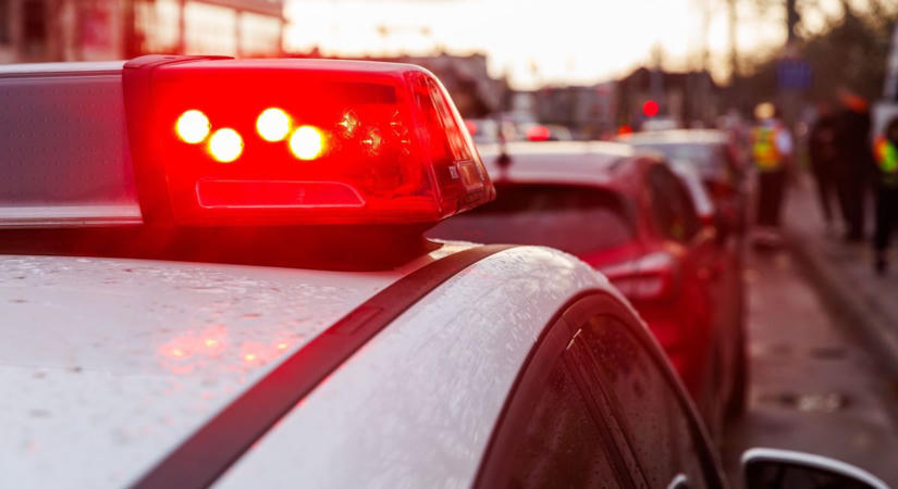 Fának csapódott egy autó a 35-ös főúton! A balesethez mentőt is riasztottak
