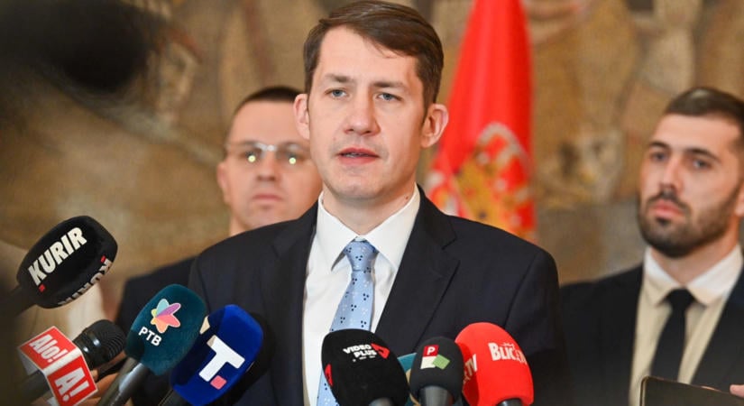 Átadta jelöltlistáját a választási bizottságnak a Vajdasági Magyar Szövetség