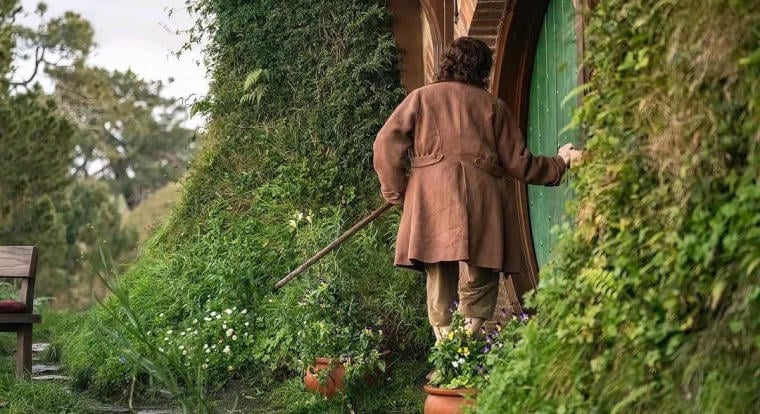 Frodó visszatért a Megyébe, megérkeztek az új Gyűrűk Ura-film forgatási képei